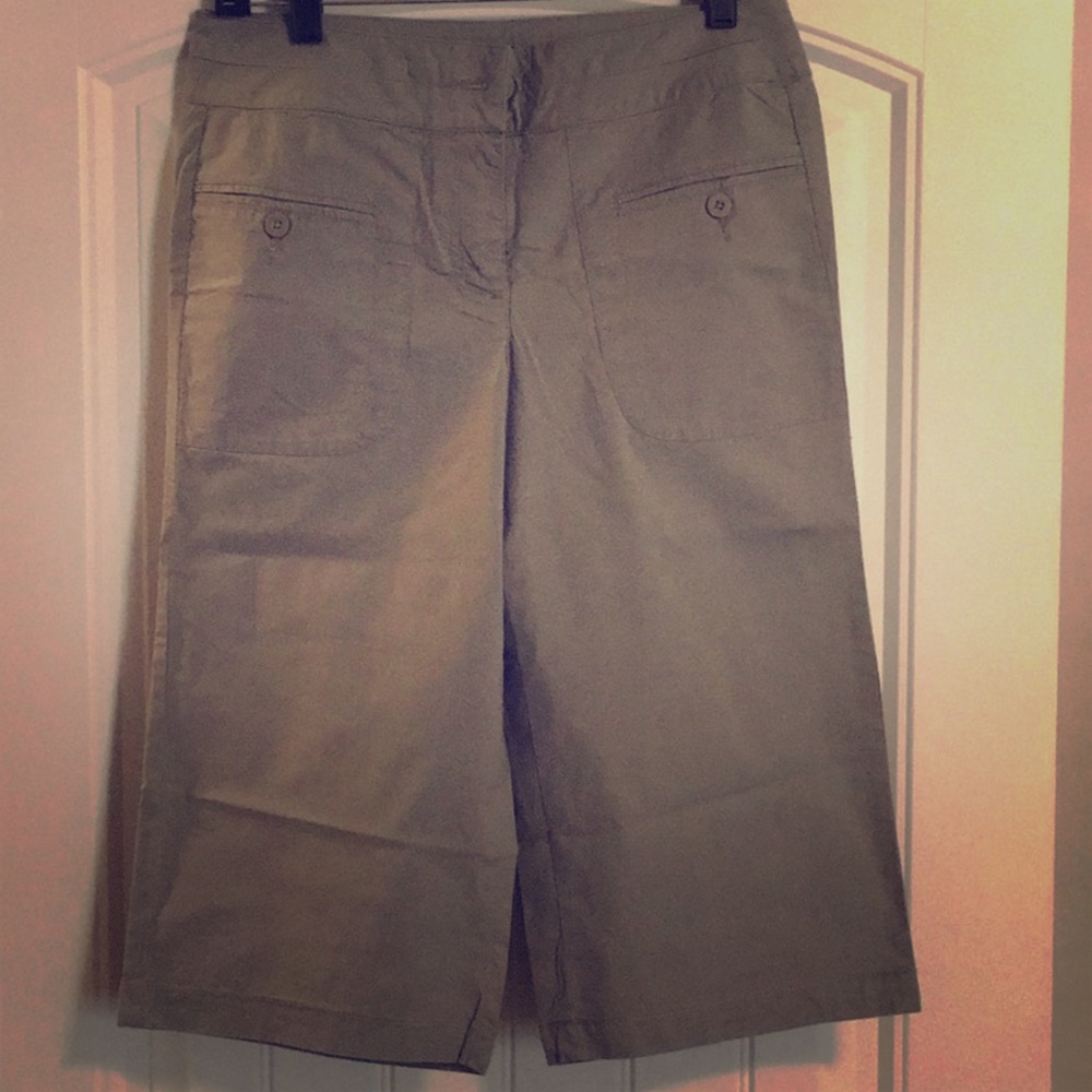 Army green capris